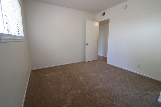 Building Photo - 3 BEDROOM, 2 BATH:  Home for Lease in Nort...