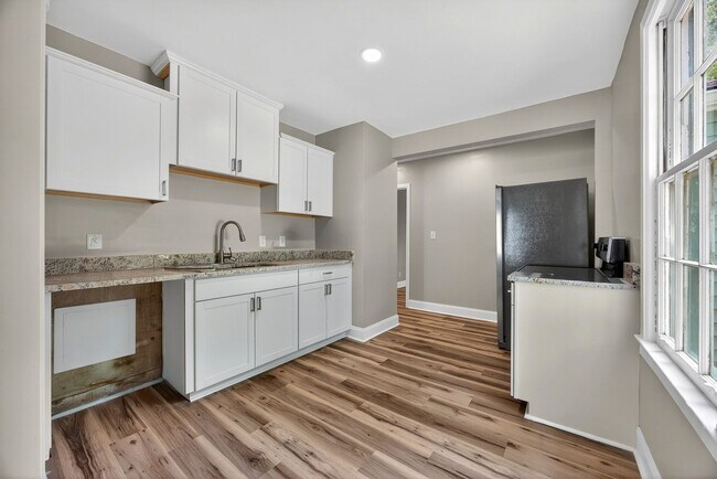 Building Photo - Renovated & Move-In Ready Ranch in Rosewood!