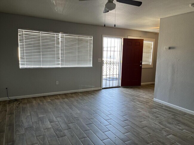 Building Photo - Updated 2BR/1BA | Private Patio | Great Lo...