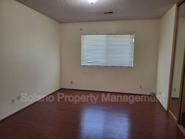 Building Photo - 125 Serpentine Dr