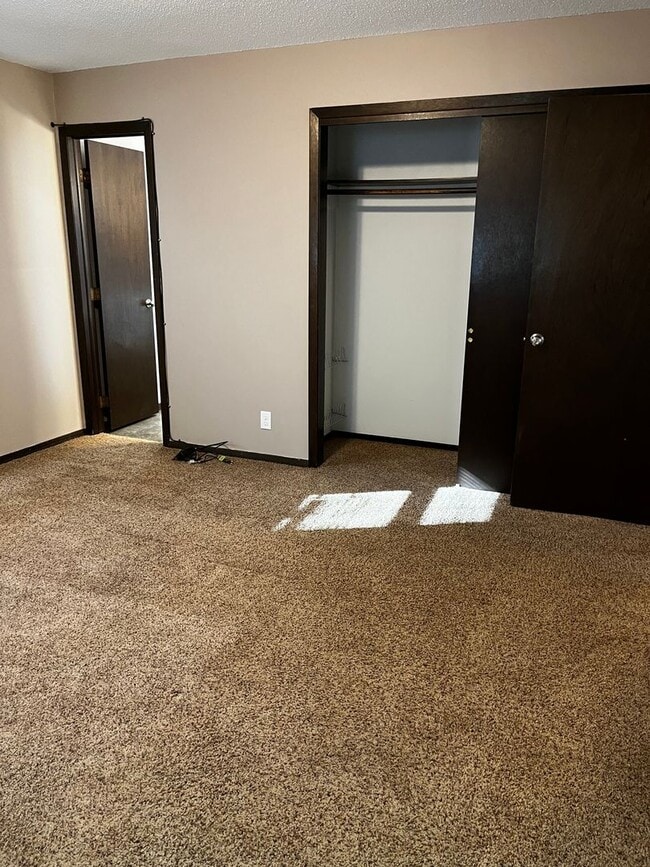 Building Photo - 3 Bed/3 Bath with Fenced in Yard!