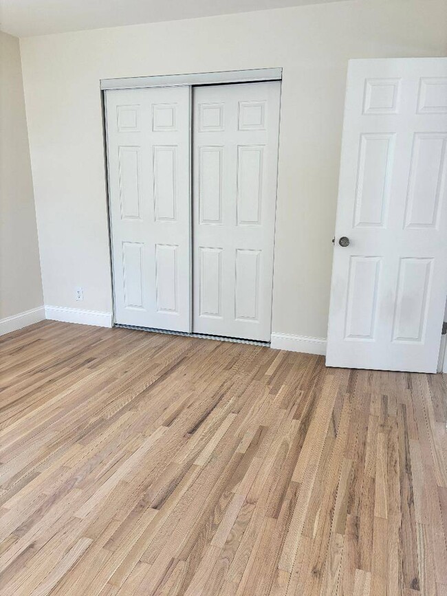 Building Photo - 527 Willowbrook Rd