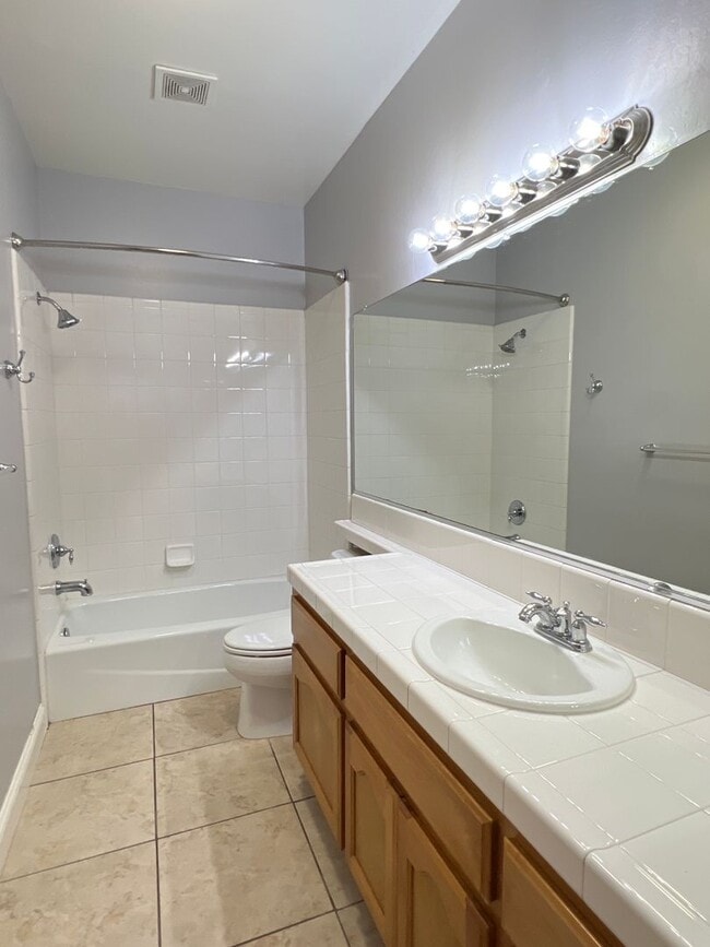 Building Photo - Northwest Bakersfield