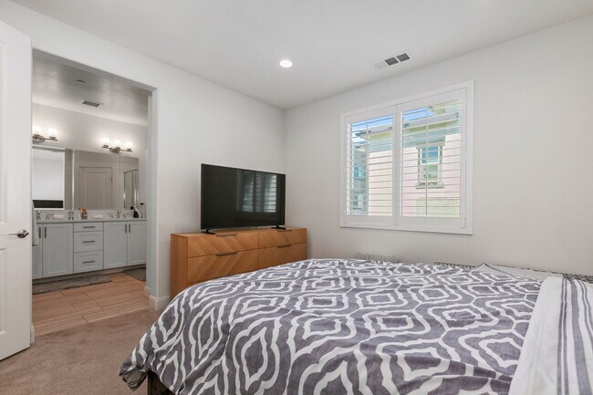Building Photo - 2460 Solara Ln