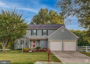 Building Photo - Gorgeous Lake View SFH w/5 Bedrooms/3 Bath...