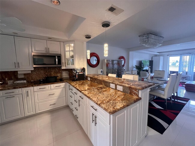 Building Photo - 400 Golden Isles Dr