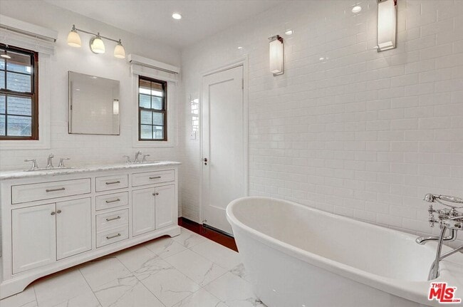 Building Photo - 165 N Las Palmas Ave