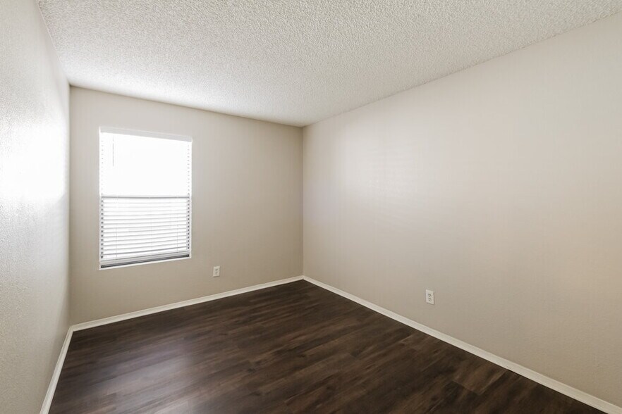 Building Photo - 11622 W Olive Dr