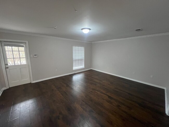 Building Photo - 4 bedroom, 3 bathroom townhouse located in...