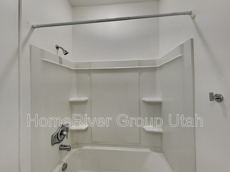 Building Photo - 877 S 200 W