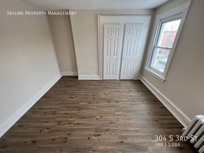 Building Photo - 304 S 3rd St