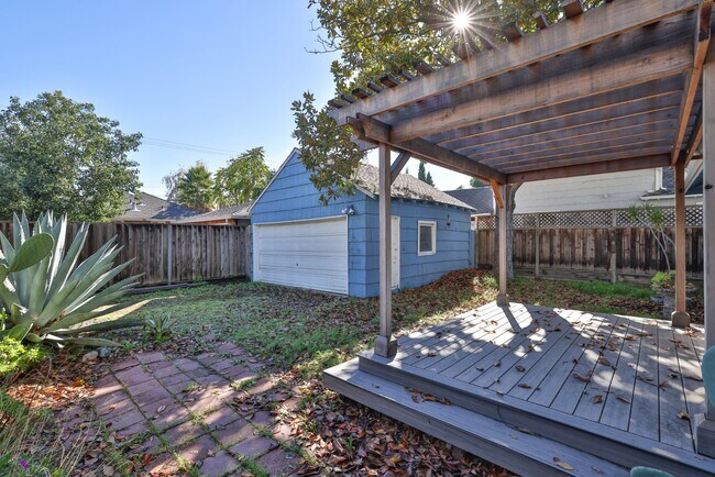 Building Photo - 520 Camino Dr