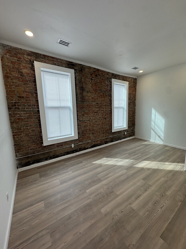 Building Photo - 839 S Jackson St