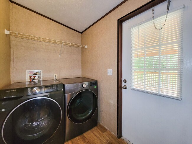 Building Photo - Cozy and Adorable home 4 bedroom 2 bath ho...