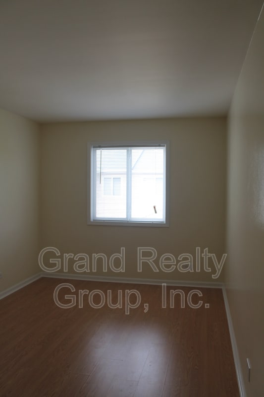 Building Photo - 440 Meadow Green Ln