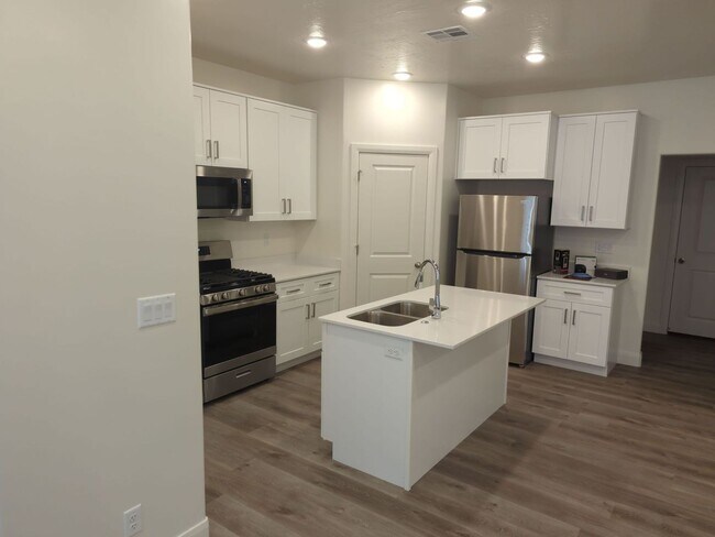 Building Photo - Stunning Spacious 3 Bedroom Unit