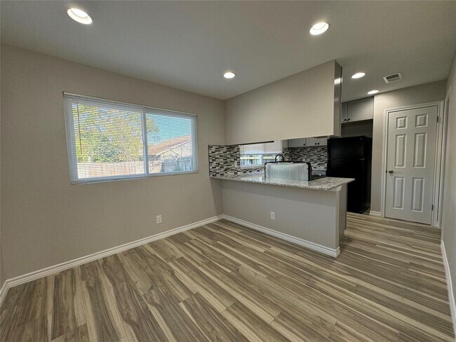 Building Photo - 12804 Copper Cliff Ave