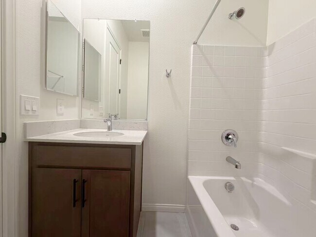 Building Photo - 519 La Vis Acrs Ln