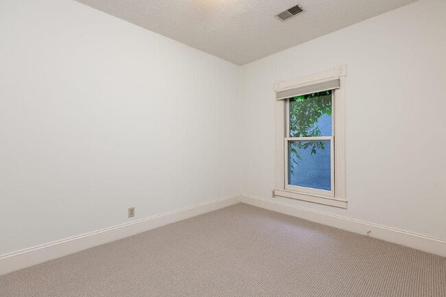 Building Photo - 238 Dale St N