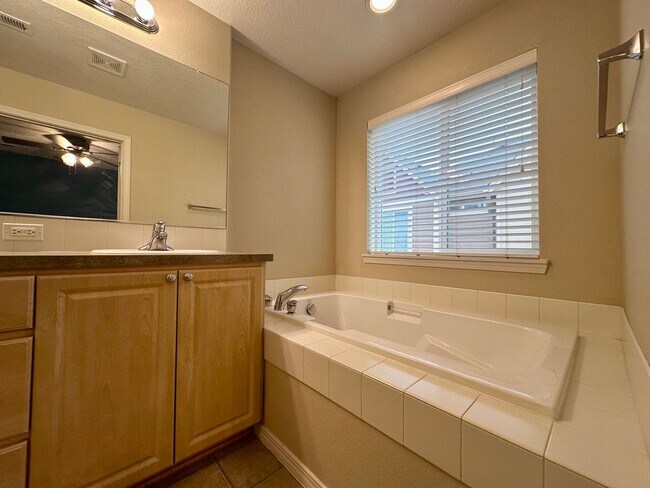 Building Photo - 1/2 off first months rent!! | Modern Comfort Meets Convenience in Beaverton Townhouse 2 Bed 2.5 B...