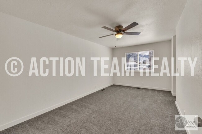 Building Photo - Remodeled Townhome in Cottonwood Heights!