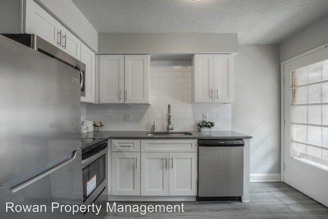 Building Photo - 2 br, 1 bath Apartment - 423-427 Maple Blvd.