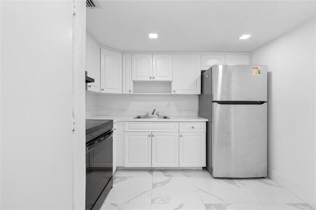 Building Photo - 4164 Inverrary Dr
