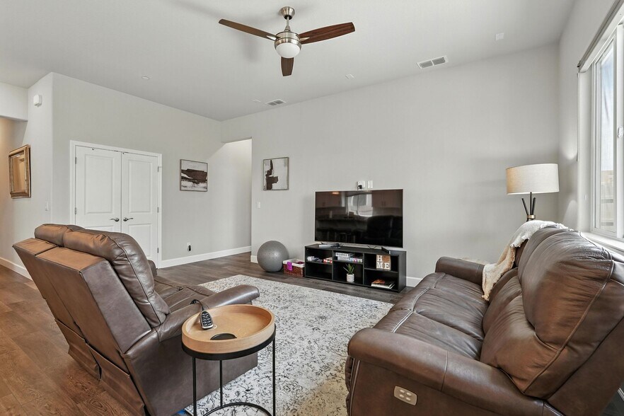 Building Photo - 5049 Cardero Way