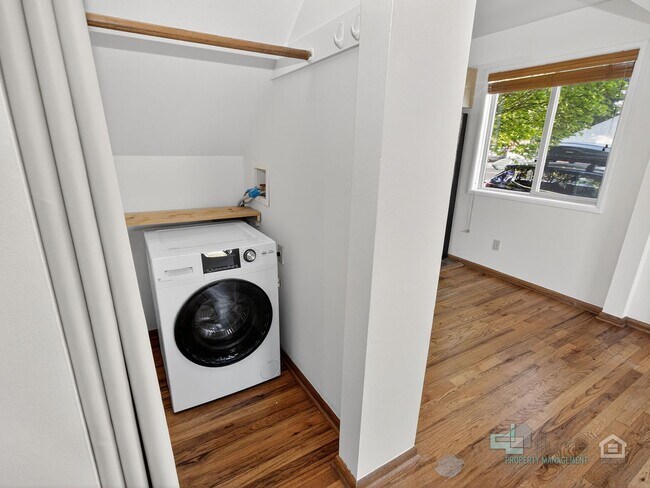 Building Photo - 1 Bedroom Condo Near OHSU + Parking
