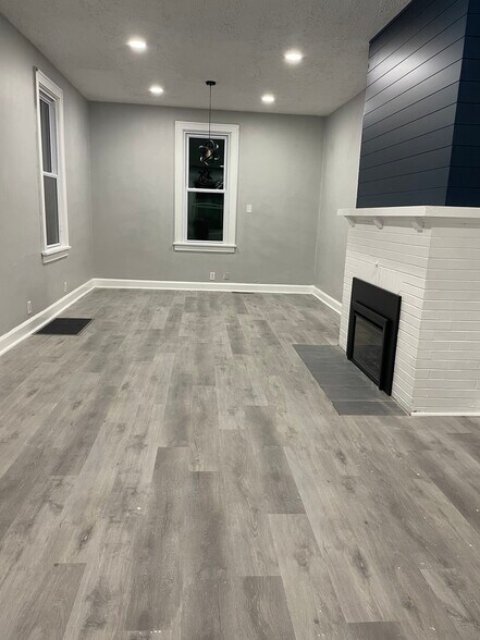 Living/Dining - 710 Park Ave
