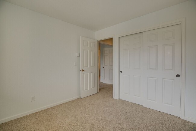 Building Photo - Downtown Mercer Island Condo Available Now!