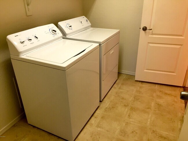 Building Photo - 44177 Palmen Dr