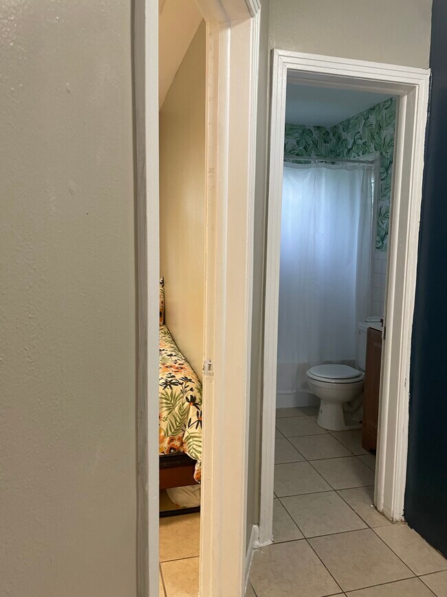 Regular bathroom toilet tub/shower, and sink/vanity - 914 NW 40th Ave