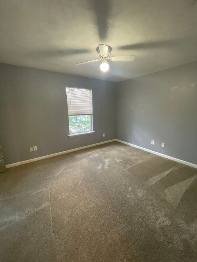 Building Photo - 2/2.5 Townhouse off Tennessee Street - Washer and Dryer in unit