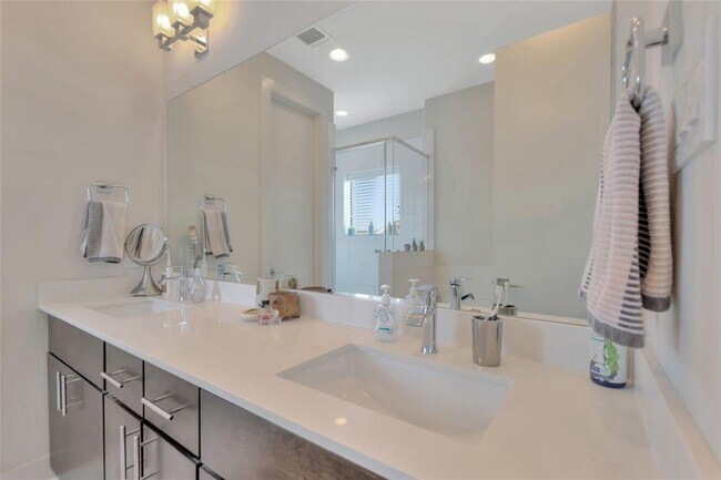 Building Photo - 3210 N MacGregor Way