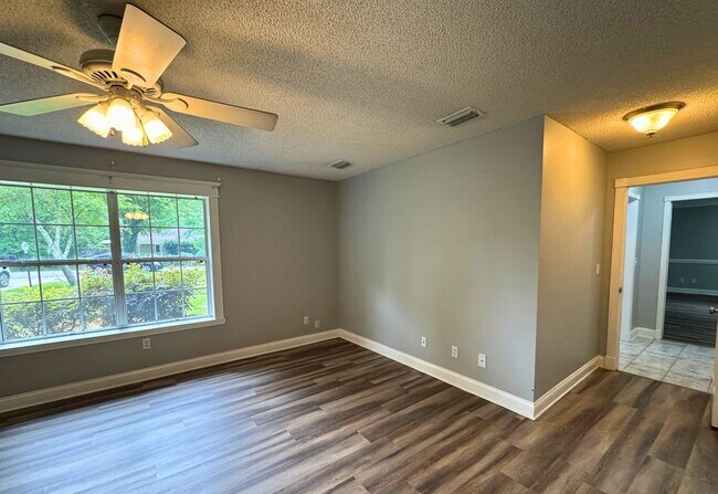 Building Photo - 3/2.5 bath home with large yard!