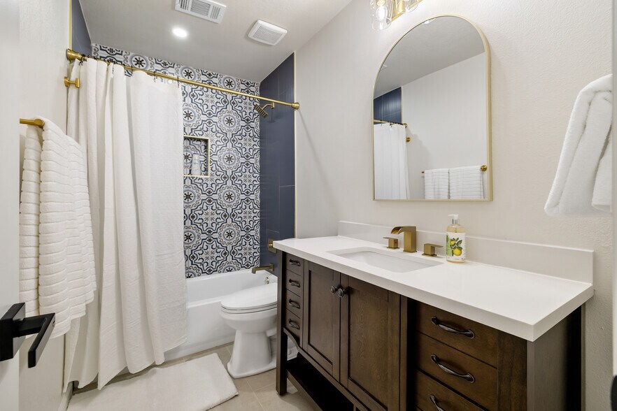 Building Photo - 9690 Fallbrook Dr