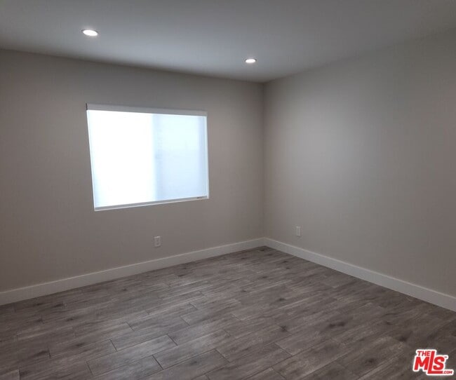 Building Photo - 422 Almond Ave