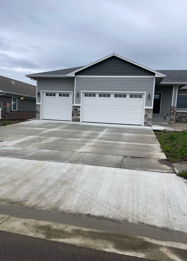 Building Photo - Twin home - 109