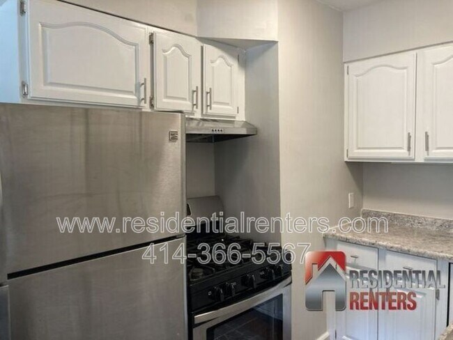 Building Photo - 1028 E Juneau Ave