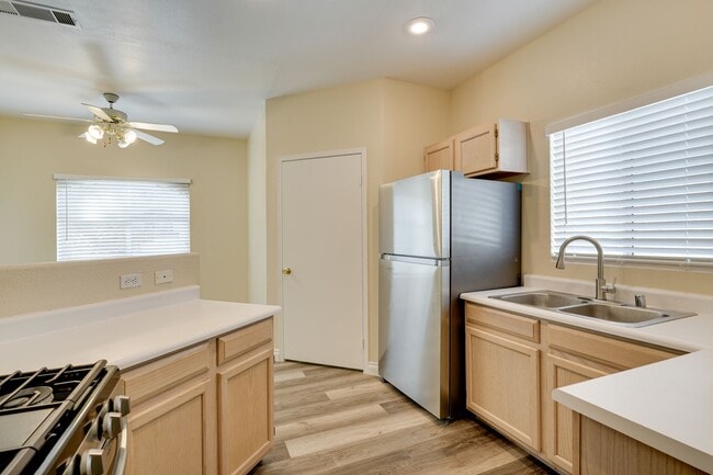 Building Photo - Cozy 1-Bed Apartment with Fireplace – Your...
