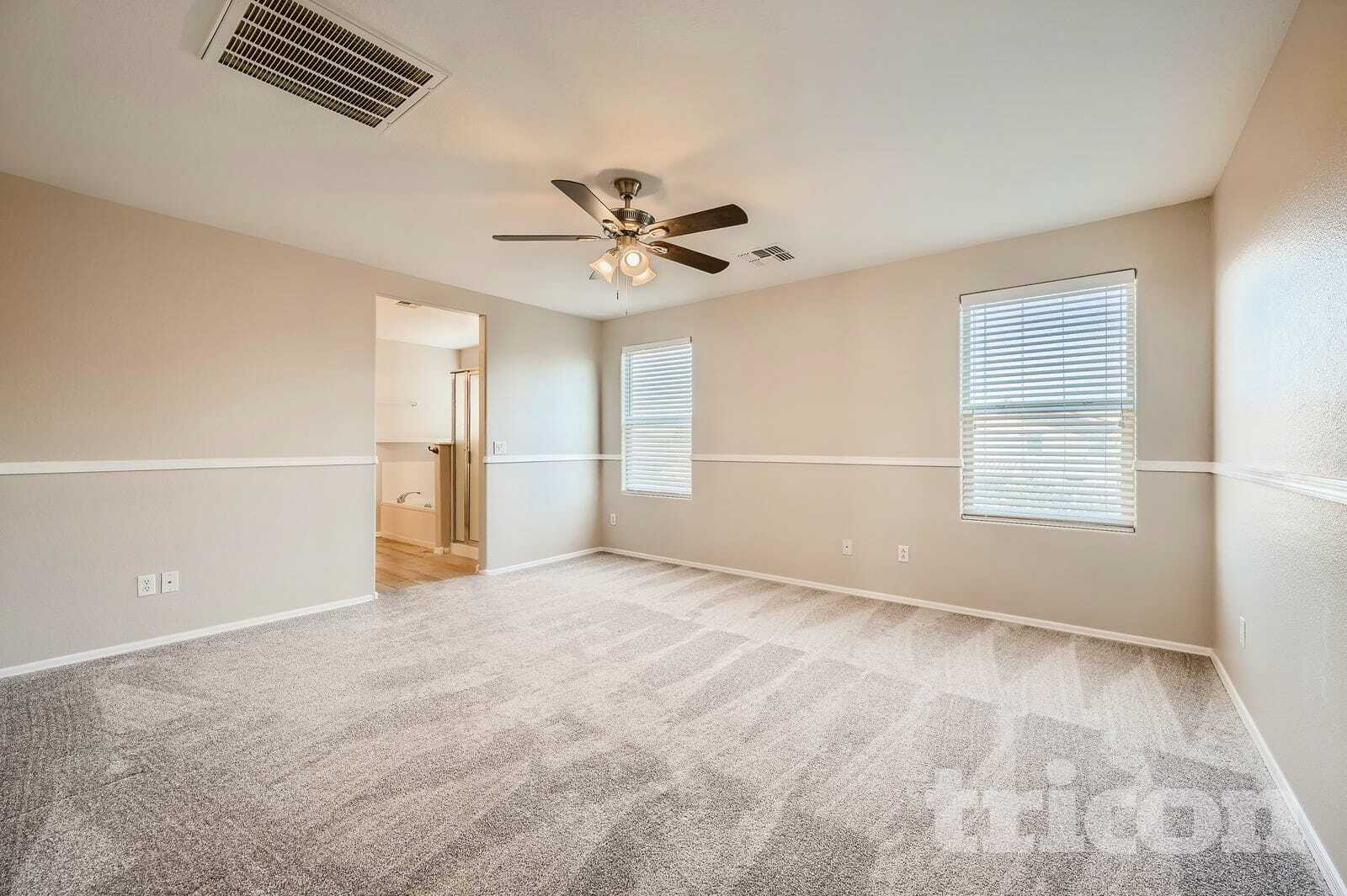 Building Photo - 1098 E Kelsi Ave