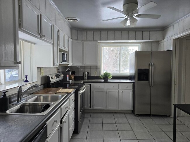 Building Photo - 7014 N Kilbourn Ave