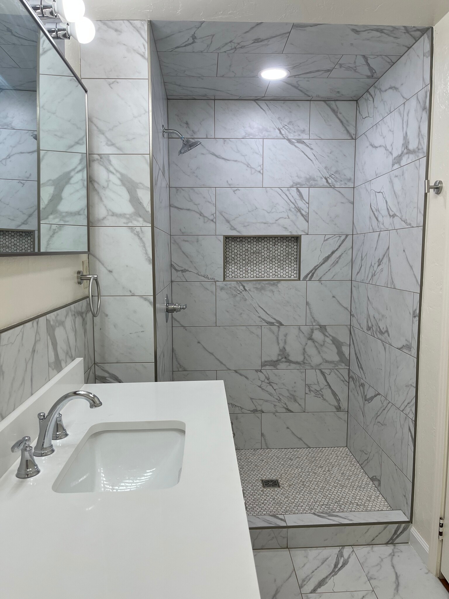 hall bath - 607 E Oklahoma Ave