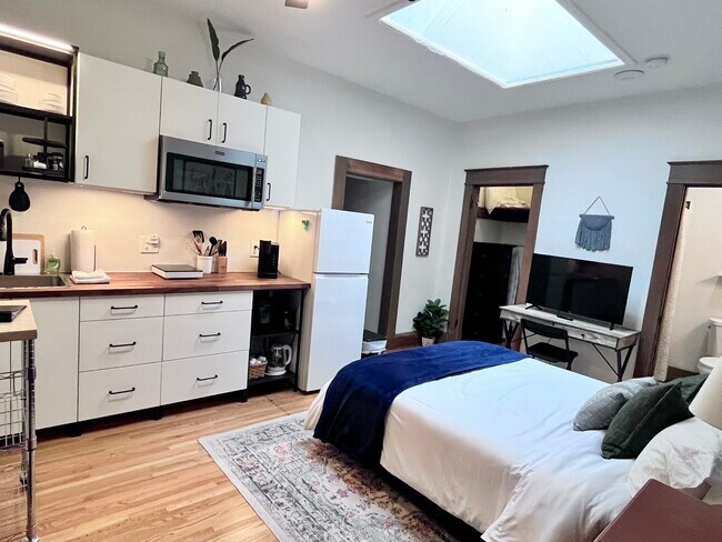 Building Photo - Skylight Studio