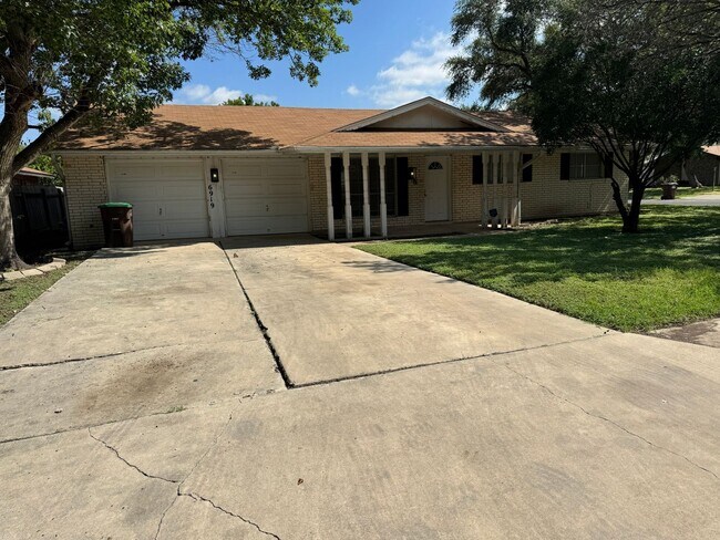 Building Photo - 6919 Moon Lake Dr