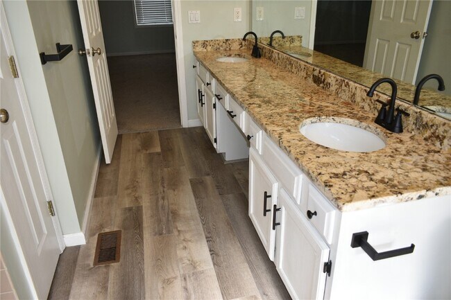 Building Photo - 16407 Westglen Farms Dr