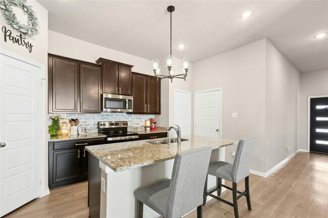 Building Photo - 2929 Greenbriar Rd