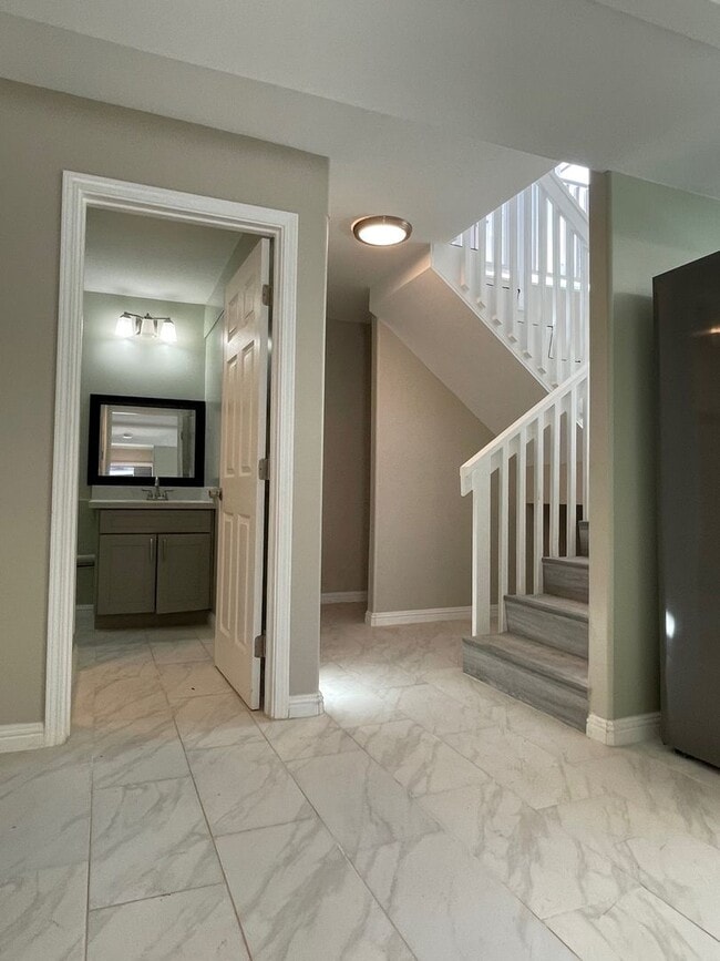 Building Photo - 3 bedrooms, 4 baths and attached Studio in...