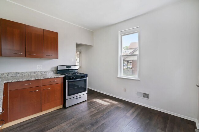 Building Photo - SCORE 1ST MONTH'S RENT FREE IF SIGNED BY AUGUST 7!Convenient 2 Bedroom home in Mt. Washington ava...